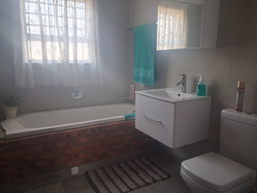 To Let 3 Bedroom Property for Rent in Somerton Estate Free State